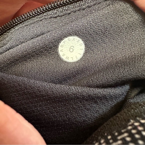 Lululemon Pace Rival Crop (22") leggings Size 6 Black/White Pattern - Picture 8 of 9